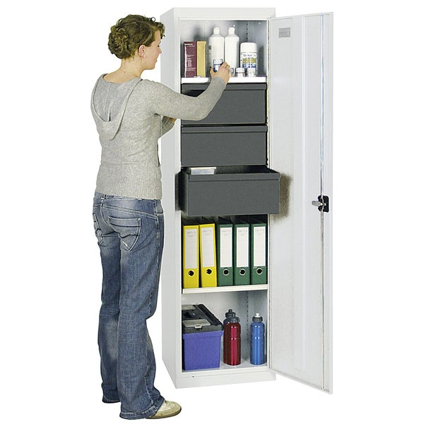 Weißer Metallschrank mit Regalböden und Schubladen, gefüllt mit Ordnern und Werkzeugen, während eine Person hineingreift.