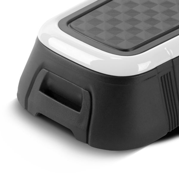 Detailansicht eines schwarz-weißen Kunststoff-Trittschemels mit rutschhemmender Oberfläche und seitlicher Grifföffnung.