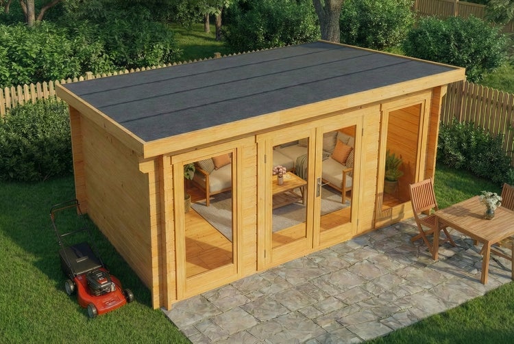 Modernes Gartenhaus aus Holz mit Flachdach, großen Glasfronten, Inneneinrichtung und Terrasse mit Sitzgruppe im Garten.