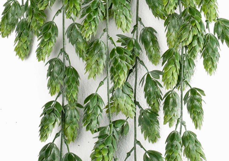 Künstlicher Hopfen-Hänger mit grünen Dolden für die Dekoration.