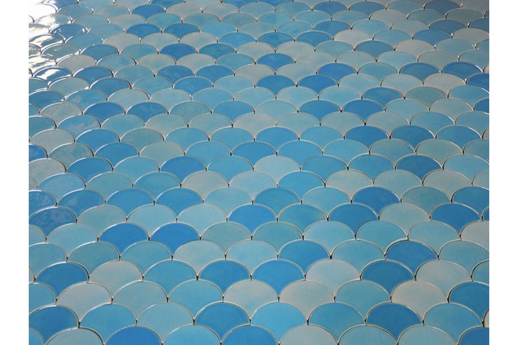Fliesen im Fischschuppenmuster, hell und dunkel