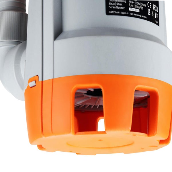 Graue Tauchpumpe von Fuxtec mit orangem Gehäusefuß, Ansaugöffnungen und Typenschild mit technischen Daten.