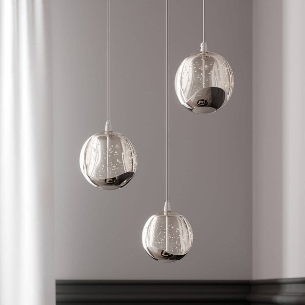 Dreiflammige Pendelleuchte mit kugelförmigen Glasschirmen in Chrom-Optik und integriertem Luftblaseneffekt.