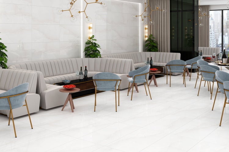 Elegantes Interieur mit weißen Bodenfliesen, Sofas und Stühlen für ein stilvolles Ambiente.