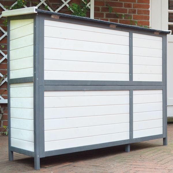 Gartenschrank aus Holz mit zwei Ebenen und horizontalen Lamellen in Grau und Weiß auf einer Terrasse.