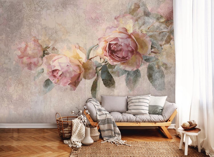 Dekoratives Wohnzimmer mit Blumenmustertapete, Sofa und Holzboden.
