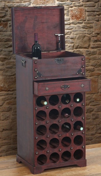 Weinregal aus Holz mit Flaschen, Schublade und offenem Deckel
