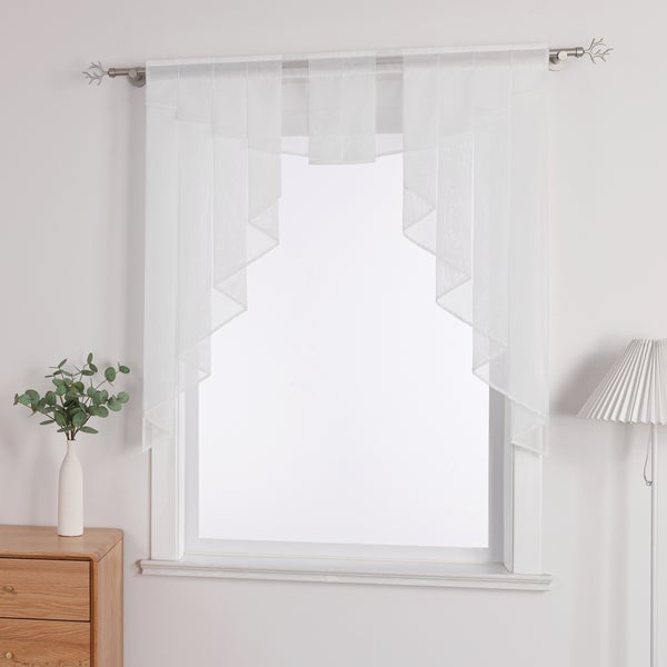 Dekoratives Fenster mit weißem Schal und Gardinenstange