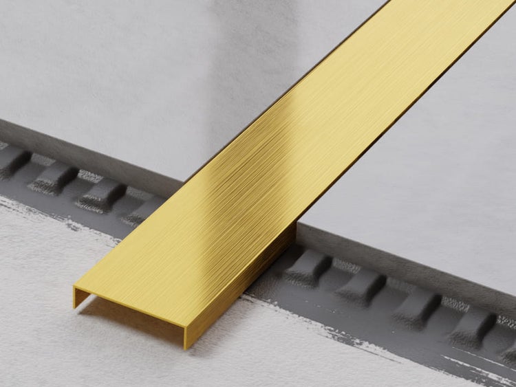 Goldfarbenes Fliesenschiene für den Innenausbau