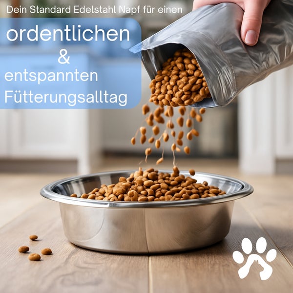 Edelstahlnapf wird mit Tierfutter befüllt.