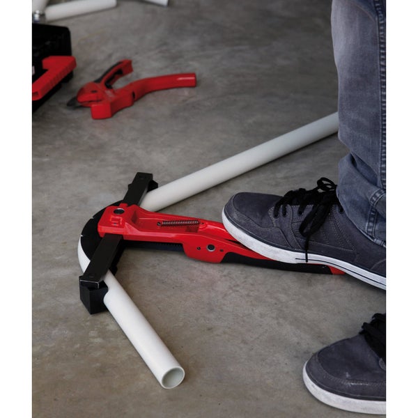 Rohrabschneider mit Fußbetätigung beim Schneiden eines Rohres