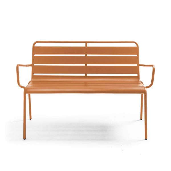 Orange Gartenbank aus Metall mit Armlehnen und Lattendesign.