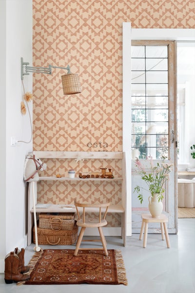 Kinderzimmer mit gemusterter Tapete, Holzregal und dekorativen Elementen für eine gemütliche Atmosphäre.