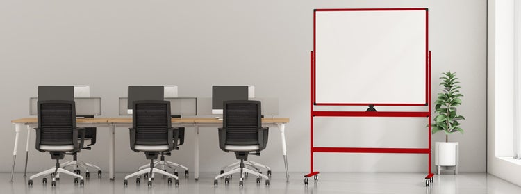 Mobiles Whiteboard mit rotem Rahmen in einem hellen, modernen Büro mit Schreibtischen und ergonomischen Bürostühlen.