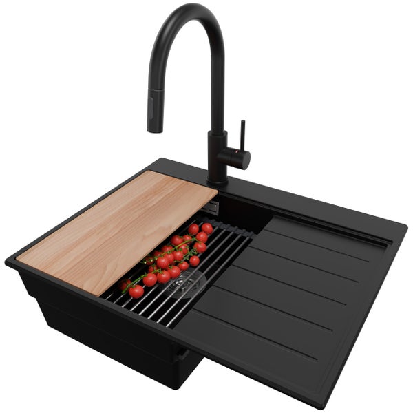 Schwarze Küchenspüle mit Abtropffläche, Schneidebrett und schwarzer Armatur