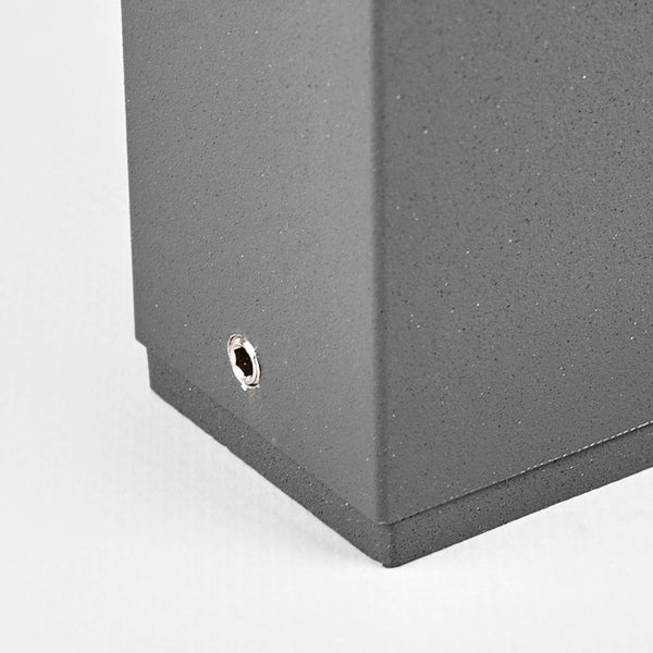 Nahaufnahme einer anthrazitfarbenen Außenleuchte mit strukturierter Oberfläche und einer Innensechskantschraube am Gehäuse.