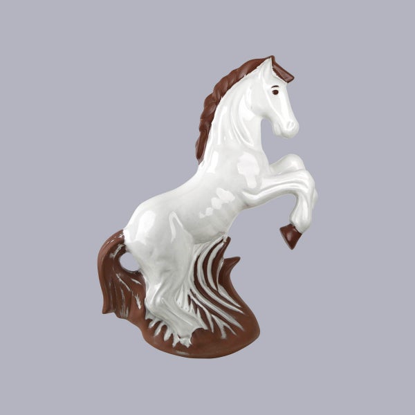 Dekorative Pferdefigur, steigend, aus Keramik in Weiß und Braun.
