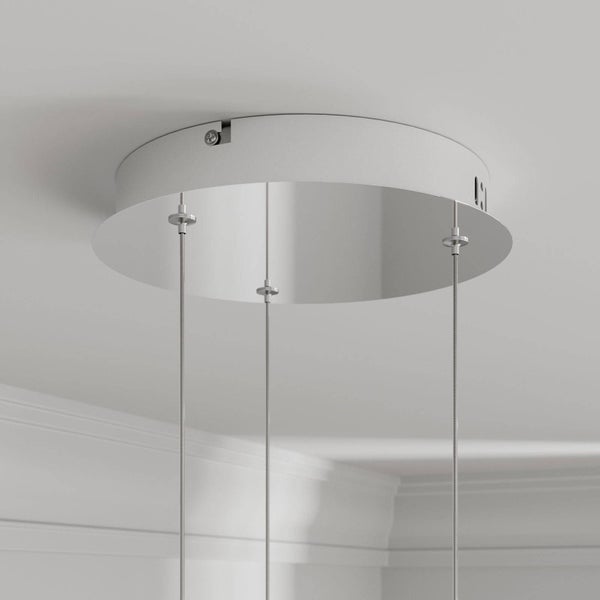 Runde Deckenrosette für Pendelleuchte mit mattweißer Außenseite, verchromter Innenseite und drei Drahtseilaufhängungen.