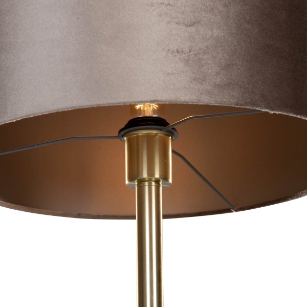 Detailansicht einer Stehlampe mit Lampenschirm und Metallfuß