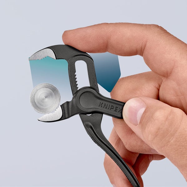 Knipex Zange greift eine Schraube