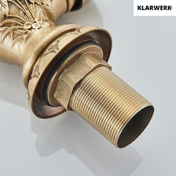 Detailansicht des Gewindes und der Befestigung einer antiken Waschtischarmatur im Retro Stil mit Klarwerk Logo