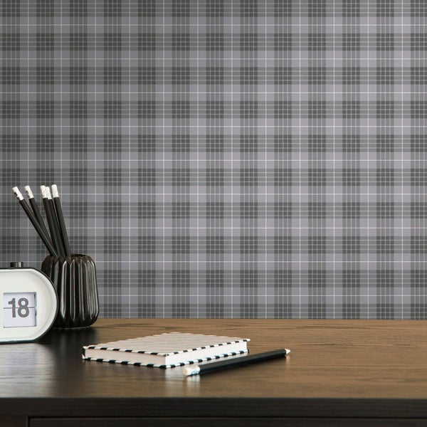 Schlafzimmer mit Bett, Nachttisch und karierter Tapete