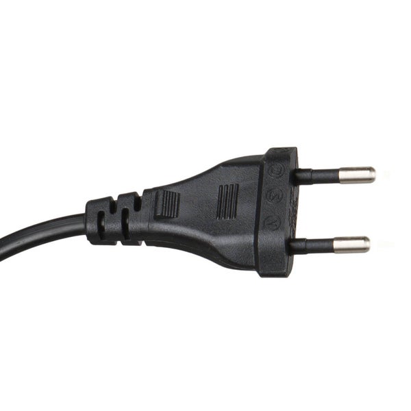 Schwarzer Eurostecker Typ C mit zwei Stiften und fest verbundenem Kabel.