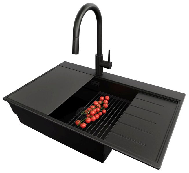 Schwarze Küchenspüle mit Abtropffläche, Armatur und Tomaten
