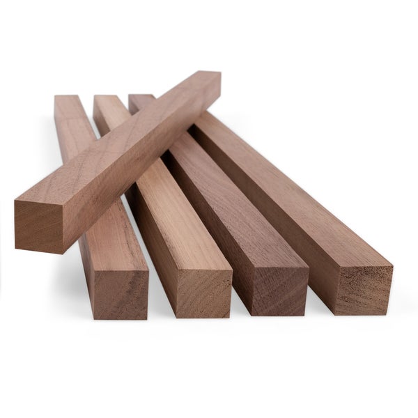 Fünf quadratische Holzleisten aus dunklem Edelholz für Bastelarbeiten und Modellbau.