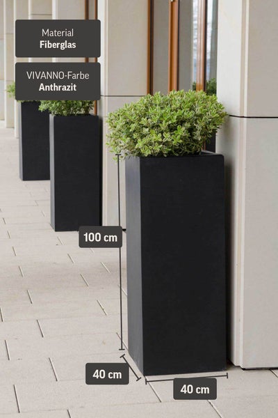 Hoher quadratischer Pflanzkübel aus Fiberglas in Anthrazit, Maße 100 mal 40 mal 40 Zentimeter, bepflanzt im Außenbereich.
