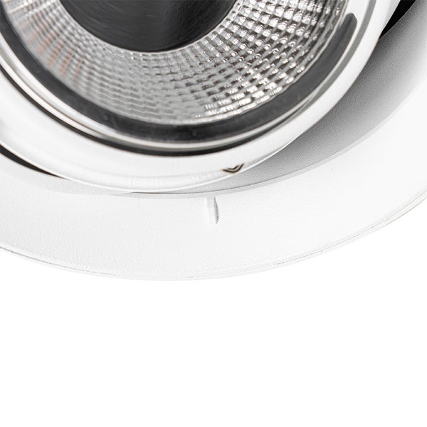 Nahaufnahme eines Einbaustrahlers mit Reflektor und schwenkbarem Gehäusering.