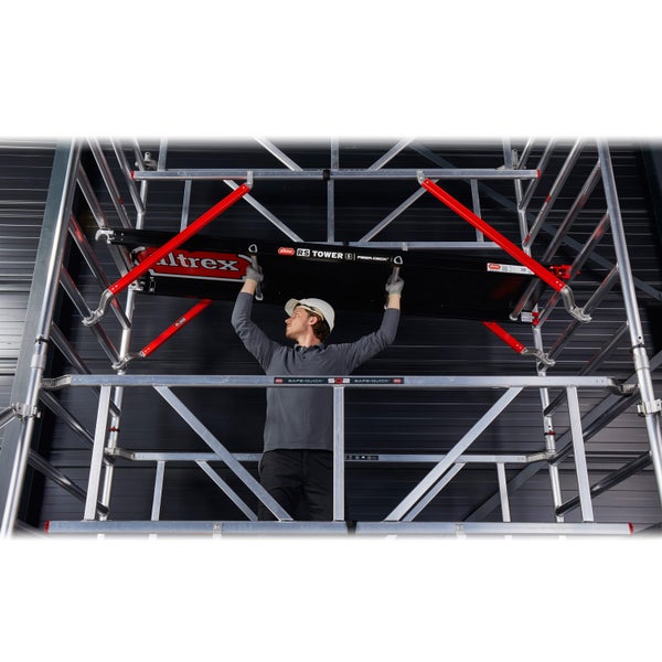Ein Mann montiert ein Altrex RS Tower Gerüst mit Fiber-Deck.