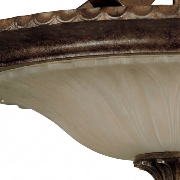 Detailansicht einer Deckenleuchte mit gemustertem Glasschirm und verzierter Metallhalterung im antiken Stil.