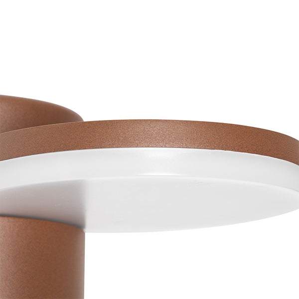 Nahaufnahme einer runden Außenleuchte mit rostfarbenem Metallgehäuse und weißem Diffusor.