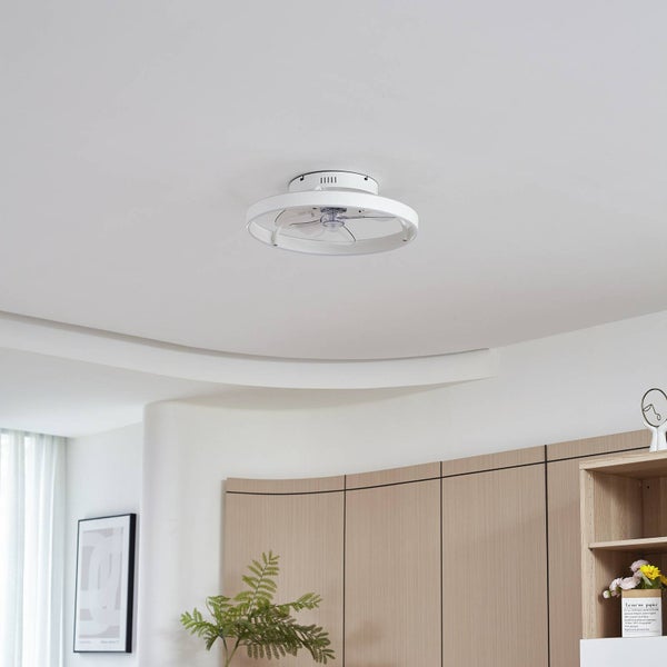 Moderner weißer Deckenventilator mit integriertem LED-Lichtring an einer weißen Decke in einem hellen, modern gestalteten Raum.