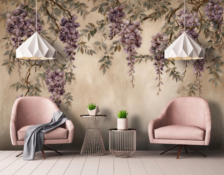 Wohnraum mit zwei Sesseln, Beistelltischen, Hängelampen und einer floralen Wandgestaltung.