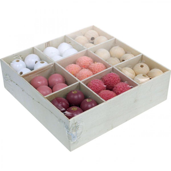 Sortierte Bastelperlen und Pompons in Holzkiste mit neun Fächern