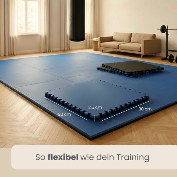 Blaue Trainingsmatten mit Puzzle-Kanten in einem hellen Fitnessraum. Maße einer Matte sind 90 mal 90 mal zwei Komma fünf Zentimeter.