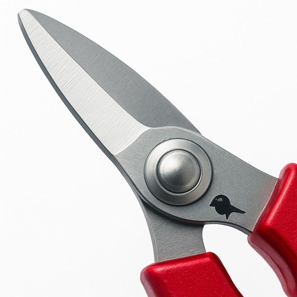 Nahaufnahme einer Gartenschere mit roten Griffen