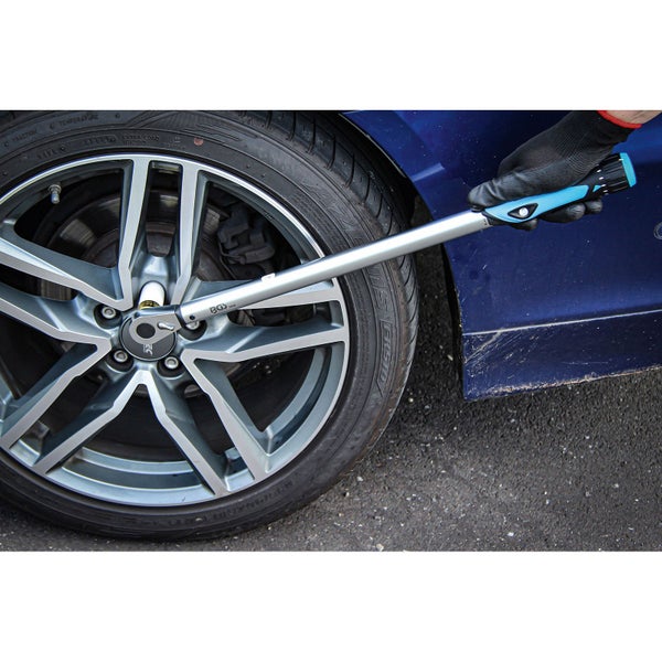 Anziehen einer Radmutter mit Drehmomentschlüssel am Autorad