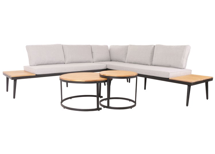 Garten-Lounge-Set bestehend aus Ecksofa mit integrierten Holztischen an den Enden und zwei runden Couchtischen aus Holz und Metall.