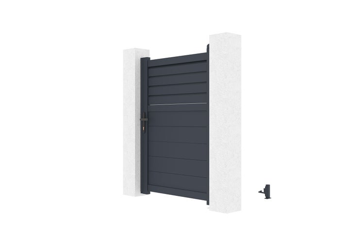Modernes Gartentor aus Aluminium mit horizontalen Lamellen, Türgriff und Schloss, montiert zwischen zwei Pfosten.