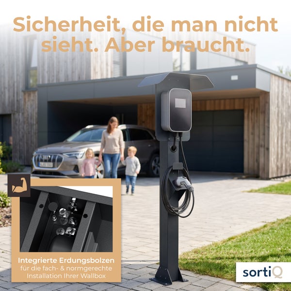 SortiQ Wallbox an Stele in Einfahrt mit Wohnhaus im Hintergrund. Detail zeigt Erdungsbolzen für fachgerechte Installation. SortiQ Logo.