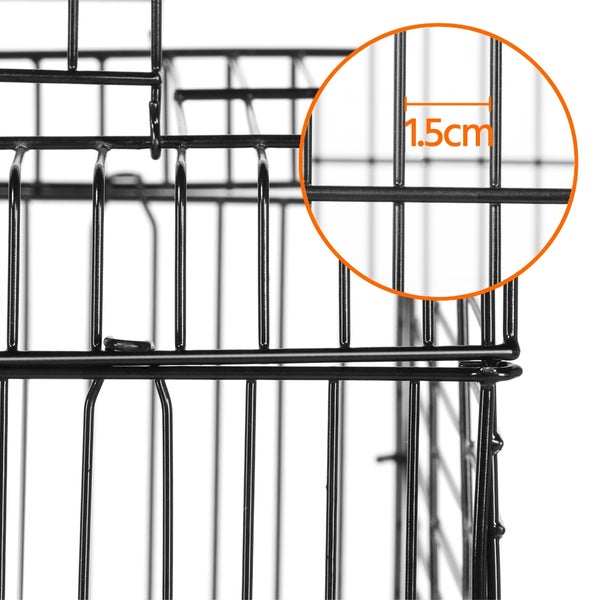 Detailansicht eines schwarzen Drahtkäfigs mit 1,5 cm Gitterabstand