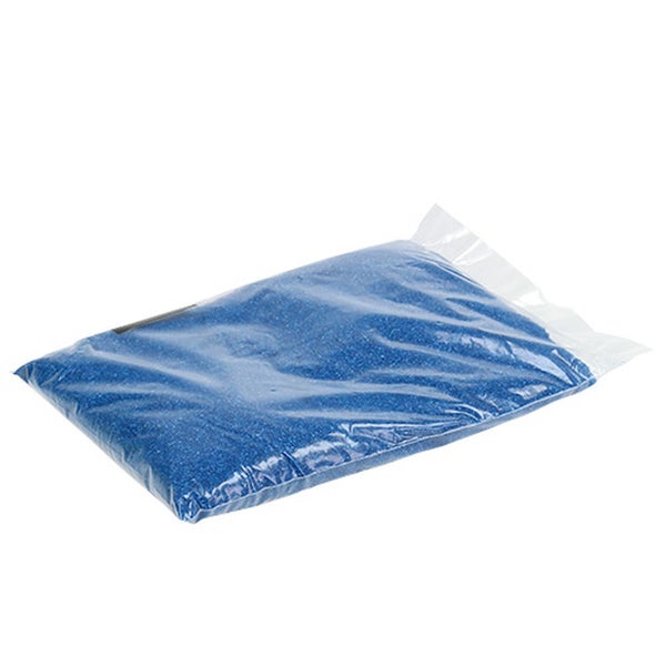 Blauer Dekosand oder feiner Dekokies in einem transparenten Kunststoffbeutel.