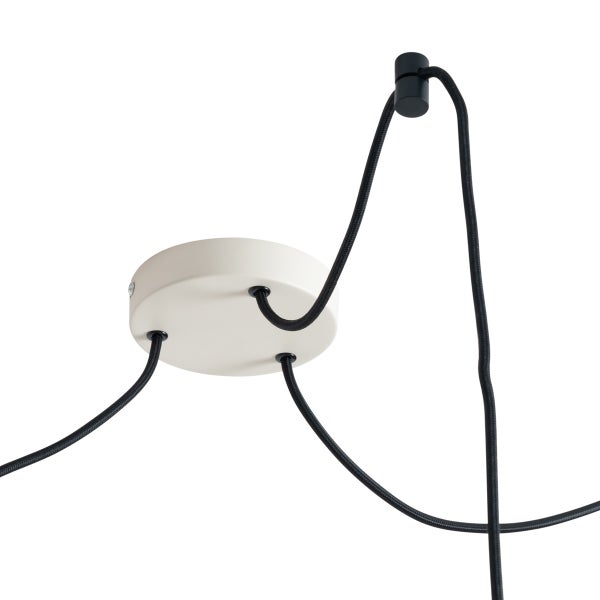 Runder Deckenbaldachin in Beige mit drei schwarzen Textilkabeln und einem Deckenhaken zur Kabelführung.