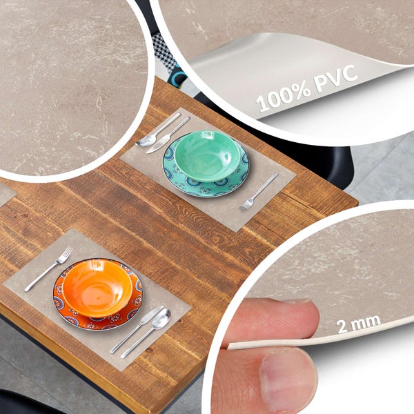 Tischset aus 100 Prozent PVC in Steinoptik, 2 Millimeter dick, auf einem Holztisch mit Geschirr und Besteck arrangiert.