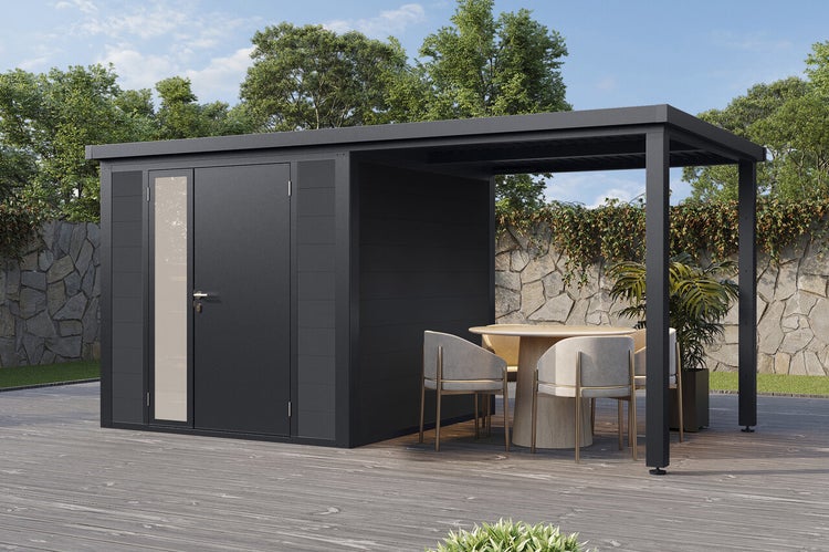 Modernes Gartenhaus aus Metall mit integriertem überdachtem Sitzbereich, inklusive Tisch und Stühlen auf einer Holzterrasse im Garten.