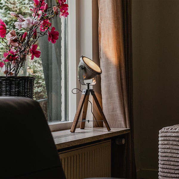 Dekorative Tischleuchte mit Stativfuß auf Fensterbank
