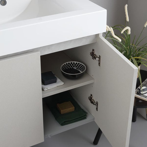 Waschtischunterschrank mit geöffneter Tür, Einblick auf Ablagefächer mit Seife und Handtüchern